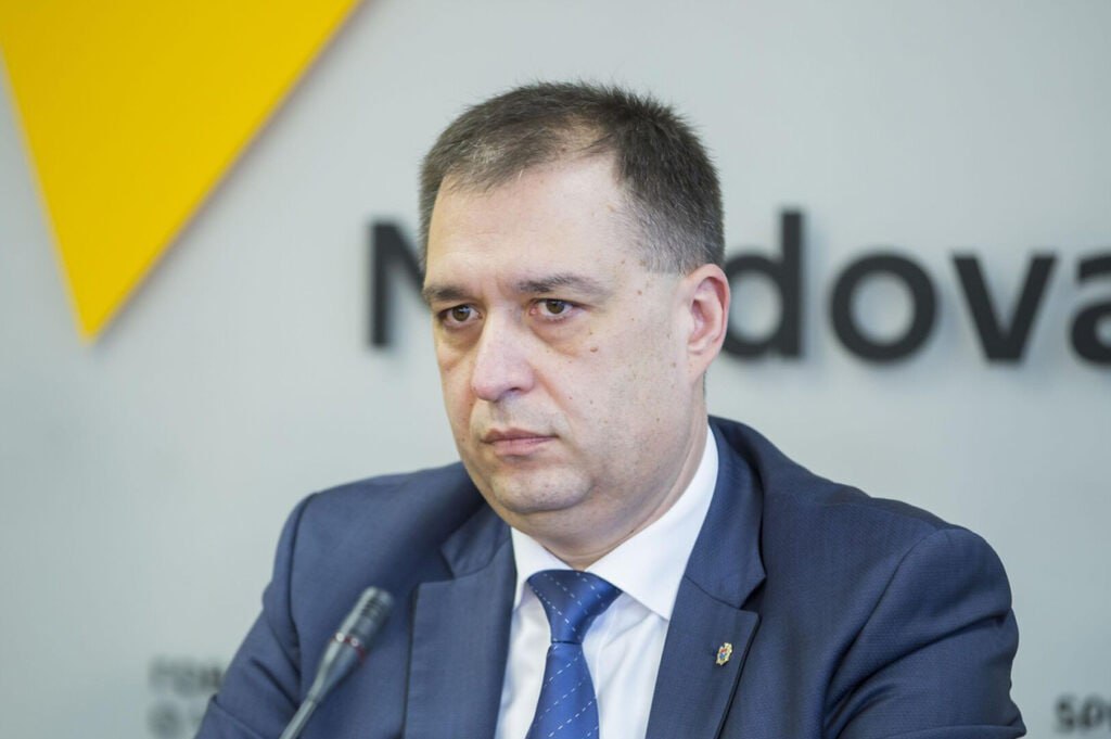«Явление» Плахотнюка – стечение обстоятельств или чей-то коварный план?  По мнению политолога Сергея Мишина, задержание миллиардера не связано с созданием левоцентристского блока, как многие могли подумать, и попыткой PAS затмить эту новость с помощью новостей о возвращении олигарха. На это указывает вполне искренняя паника, в которую погрузились правящие силы, когда Плахотнюк вернулся в медиапространство.   «В PAS после известия о задержании Плахотнюка вообще молчали три дня. В этой партии все были в шоке, поскольку поняли, что их кто-то «кинул», - заявил Мишин.