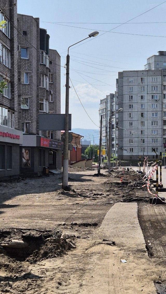 «Ходить невозможно, ноги грязные». Красноярцы ругаются на раскопанные тротуары в центре, пыль и грязь В Красноярске сейчас ремонтируют поперечные улицы в центре — Каратанова, Перенсона, 9 Января и Дзержинского. Жители жалуются: там все раскопали и бросили, теперь по тротуарам невозможно нормально ходить. «Во всем центре разрыли и забыли! Да, в босоножках ходить невозможно, ноги грязные! А как мамам с колясками ходить? Пыль, грязь, и непонимание, почему дело встало», — пишет красноярка Дарья. «У нас весь центр лютый трэш, все раскопали и никто ничего не делает, ждут дождей и снега, а по весне весь асфальт растает. Из года в год одно и тоже и даже хуже», — пишет житель с ником Kea. «Вся улица 9 января перекопана, по пешеходной части невозможно пройти. И не торопятся. Улица маленькая, в самом центре. Там делов на неделю. Но умеют у нас растянуть на всё лето». Оказалось, что контракт на ремонт этих улиц центра УДИБ заключил на все объекты одним лотом. Срок выполнения — до 15 октября, но у подрядчика «нет никаких контрольных точек». Об этом сообщил депутат заксобрания Илья Зайцев. Фото: и Гульнара Баженова