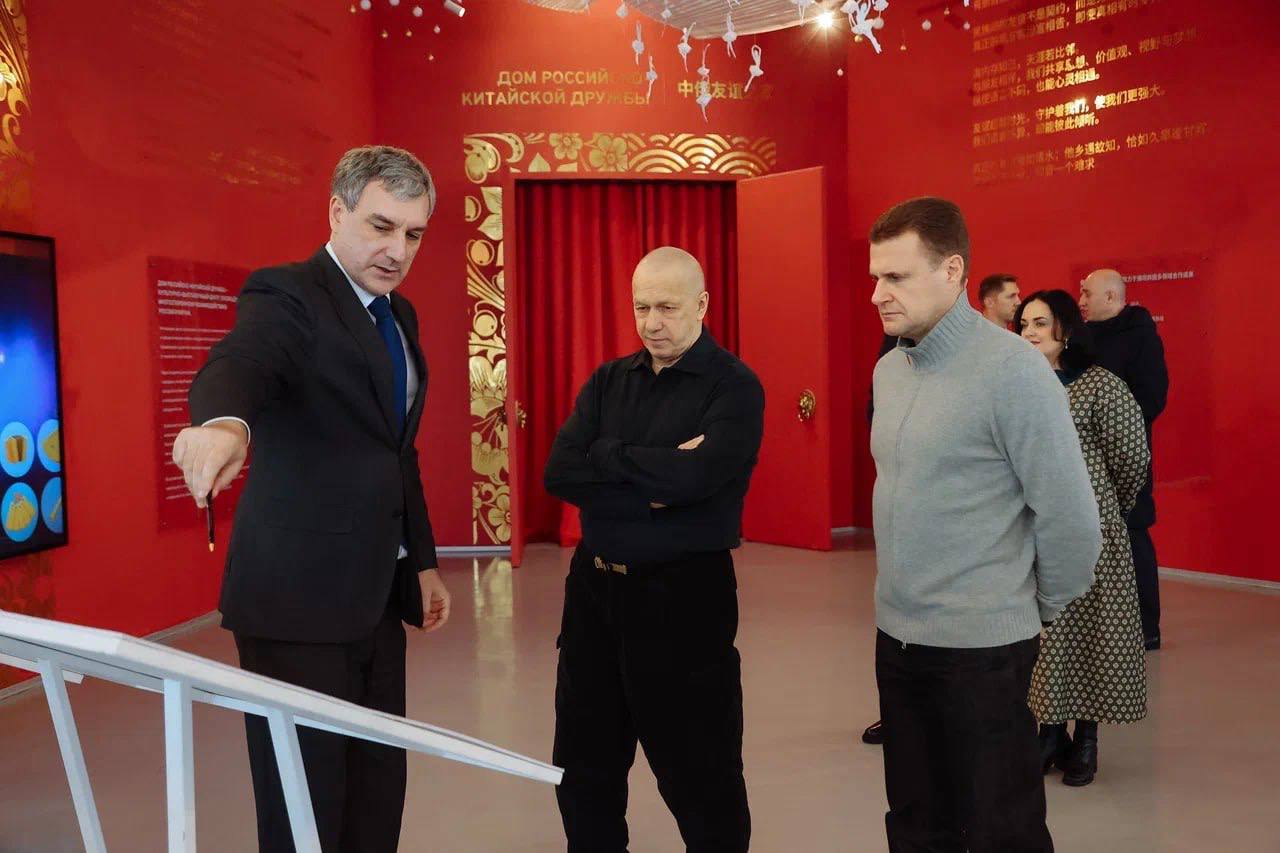 Юрий Трутнев развитие дружбы между Китаем и России является одной из тех осей на которой держится стабильность мира В рамках рабочей поездки в Амурскую область полпред Президента в ДФО Юрий Трутнев совместно с губернатором Приамурья Василием Орловым посетили Трибуну Холл  Ключевые объекты мастер плана Благовещенска находятся в центральной части города на участке набережной Амура Золотая миля Общественно деловая зона федерального уровня которая в настоящий момент создается в амурской столице займет более 30 гектаров В нее войдут пять крупных проектов Трибуна Холл международный многофункциональный общественный центр ММОЦ Деловой квартал трансграничная канатная дорога и пятизвездочный гостиничный комплекс Реализация первого проекта Трибуна Холл находится в завершающей стадии На сегодняшний день закончено строительство здания большого городского центра Трибуна Холл который стал своеобразным фасадом России на государственной границе с учетом активного развития приграничного сотрудничества с КНР В октябре в здании Трибуна Холл был открыт Дом российско китайской дружбы во время посещения которого Трутнев подчеркнул стратегическую важно взаимодействия между странами Развитие дружбы между Китаем и России является одной из тех осей на которой держится стабильность мира Нужно ли на говорить об этой дружбе напоминать о ней Все всякого сомнения Дружба между огромными державами это многогранная тема