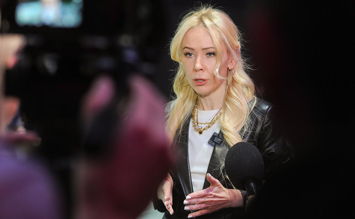 Мизулина на страже интернет свободы Весь интернет угорает с Екатерины Мизулиной которая внезапно заделалась защитницей свободного интернета и даже заявила что каждый второй российский ребёнок хочет уехать из России туда где доступ к интернету свободный Эти дети те самые что всегда и везде ходят с российскими флагами искренне и от всей души С какими мыслями и чувствами они будут жить дальше Именно это меня сейчас тревожит больше всего Есть конечно мнение что нынешний шквал запретов ограничений и блокировок зашкалил даже Мизулину из серии выгнали из борделя за блядство ага Но есть и более интересные теории например что Мизулина реально занять политическую нишу защитницы свободного интернета и в этом качестве например зайти в Госдуму на выборах 2026 года уж не знаю от подаренной ей Шаманом партии Мы или как нибудь ещё Мизулина на страже сетевых свобод это конечно какой то уж совершенно несмешной анекдот но почему бы нет Теоретически даже благословение свыше на подобное Мизулина вполне может получить просто для того чтобы эту нишу не занял кто то другой Так что не спешите смеяться над Мизулиной она только на вид идиотка а на деле может оказаться не так уж и проста Канал МОНТЯН Все каналы МОНТЯН Помочь Донбассу