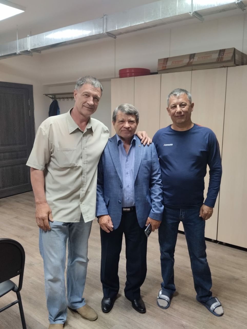 Вчера спортивную школу "Юность" посетил прославленный штангитст, Заслуженный Мастер спорта СССР, Олимпийский чемпион по тяжёлой атлетике Колесников Николай Алексеевич.