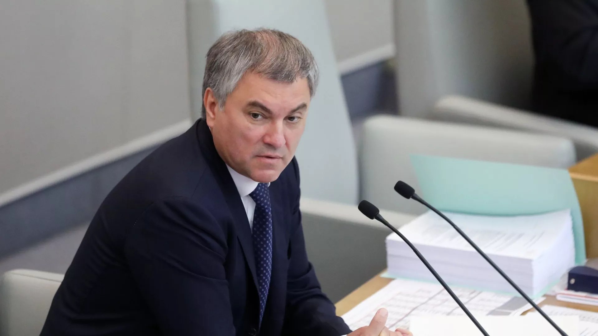 Возраст в политике: важен опыт и ответственность В своем выступлении на форуме "Территория смыслов" председатель Госдумы Вячеслав Володин отметил, что в политике возраст не играет решающей роли. Вместо этого ключевыми факторами являются опыт и ответственность. Политики могут быть молодыми или пожилыми, но важнее их способность понимать задачи и выполнять их эффективно. Володин подчеркнул необходимость создания условий для участия всех, независимо от возраста, если у них есть идеи и стремление решать задачи.