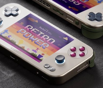 AYANEO выпустила мощную портативную консоль Pocket S Mini AYANEO пополнила свой каталог ретро портативок новой моделью Pocket S Mini Это компактное но в то же время производительное устройство для запуска классических видеоигр через эмулятор Консоль поставляется в цельнометаллическом корпусе со стеклом на передней панели и ЖК экраном размером 4 2 дюйма 1280 960 4 3