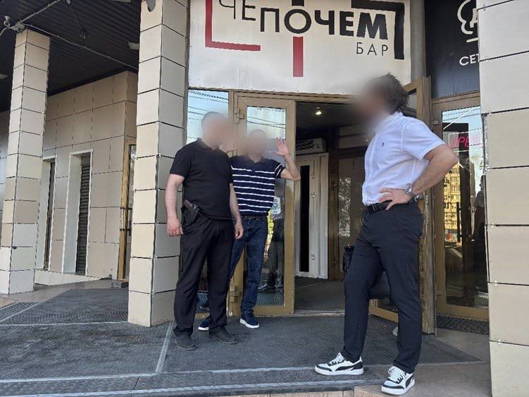 Охранники популярного бара в центре Красноярска избили посетителя до комы  В Красноярске прокуратура утвердила двум охранникам бара «Че по чем» обвинение в умышленном причинении тяжкого вреда здоровью.  Преступление было совершено в декабре 2024 года. Отдыхавший ночью в заведении на улице Карла Маркса 35-летний красноярец в разгар вечеринки вышел на улицу, чтобы позвонить друзьям. А когда решил вернуться назад, 33-летний охранник не впустил гостя, сославшись на его состояние сильного алкогольного опьянения.  «Не убедили секьюрити и аргументы о том, что мужчина оставил в баре свои вещи и их нужно забрать. Между ними начался конфликт, во время которого охранник начал избивать гостя кулаками и ногами, в том числе по голове. В какой-то момент к разборке подключился второй, 21-летний охранник. Он поднял жертву, крепко ухватив за туловище, вывел на улицу и вместе со своим коллегой продолжил избиение», — рассказали в прокуратуре.  Пострадавшего госпитализировали с открытой черепно-мозговой травмой и другими тяжкими повреждениями. Он оказался в коме и пробыл в критическом состоянии две недели. Охранники объяснили свои действия тем, что у них «лопнуло терпение». Им грозит до 12 лет лишения свободы.  Newslab