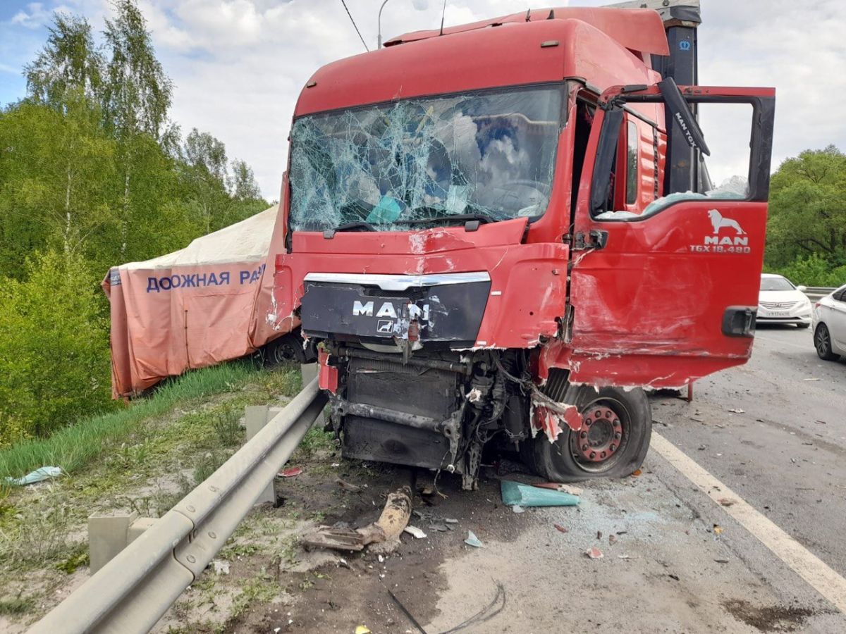 Под Липецком на трассе Орел-Тамбов МАН протаранил дорожную технику и "Вольво" Жесткое дорожно-транспортное происшествие случилось в начале первого дня 20 мая в Грязинском районе, на 303 км + 900м трассы Орел-Тамбов. ↗ Прислать новость Подписаться