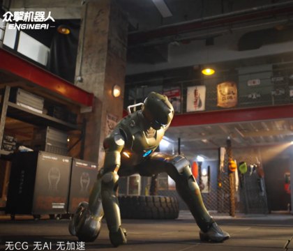 EngineAI опубликовала новое видео с роботом T800 демонстрирующим приемы в стиле Брюса Ли После того как китайская компания EngineAI также известная как Zhongqing ZQ Robotics выпустила видеоролик с роботом T800 демонстрирующим приемы в стиле Брюса Ли ее начали обвинять в использовании компьютерной графики и или генеративного ИИ Чтобы опровергнуть эти обвинения фирма опубликовала необработанное видео и кадры с других ракурсов