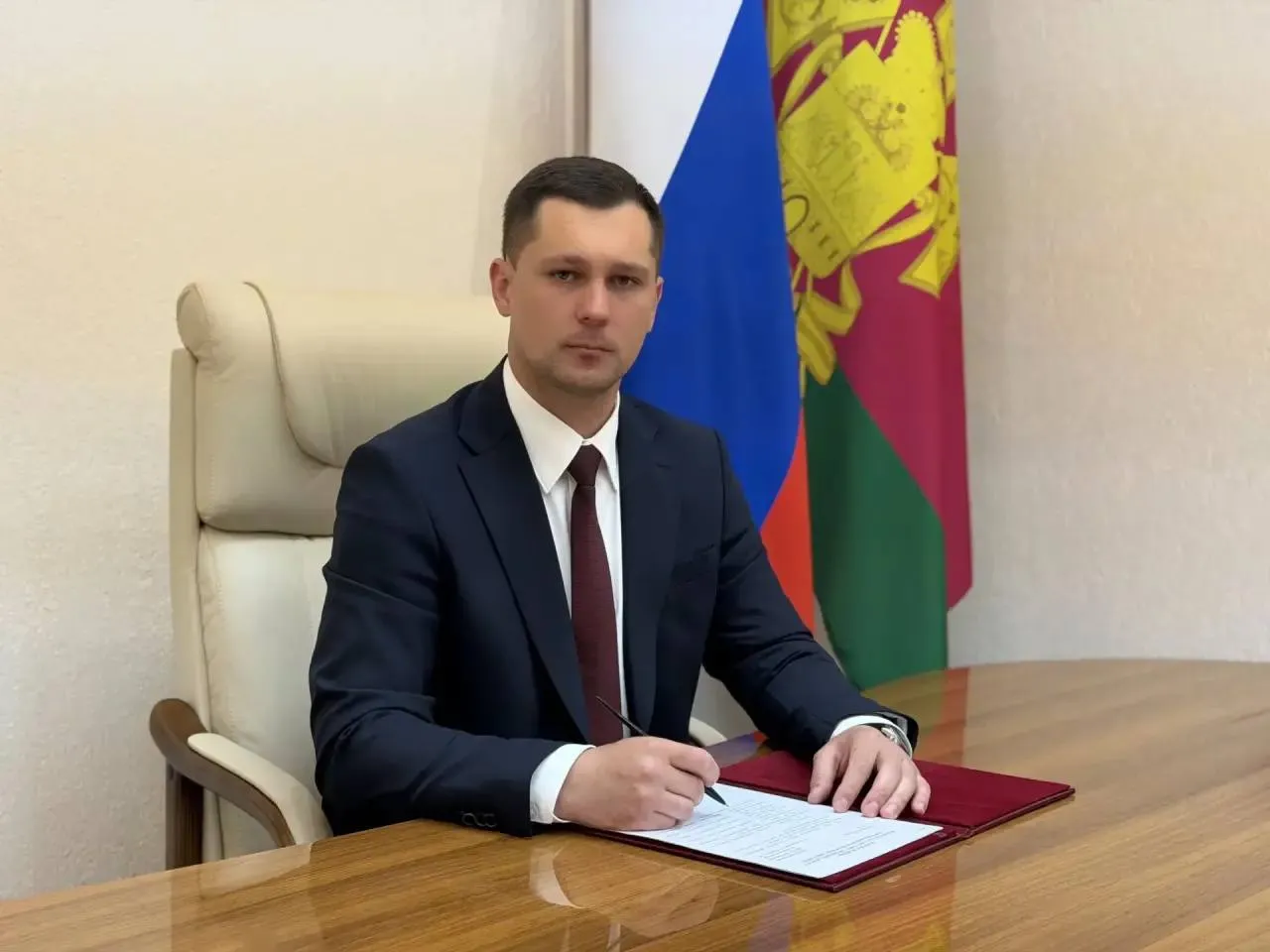 Губернатор назначил нового министра ГО и ЧС по Краснодарскому краю Эту должность теперь занимает Станислав Камерный Распоряжение подписал Вениамин Кондратьев Станислав Камерный родился 23 октября 1992 года в Краснодаре Окончил Кубанский государственный университет получив квалификацию инженера затем магистратуру в том же вузе по направлению юриспруденция В 2019 2023 годах работал в министерстве ГО и ЧС края в отделе государственного надзора в области защиты населения и территорий от чрезвычайных ситуаций С августа 2023 го по июль 2024 го работал в министерстве ТЭК и ЖКХ Краснодарского края заместителем начальника управления инженерной инфраструктуры ТЭК и ЖКХ С июля 2024 года по настоящее время занимал должность заместителя министра ГО и ЧС края   Быть в курсе Мы в MAX