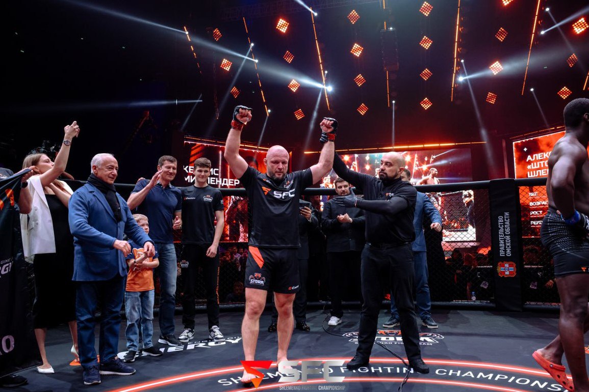 Боец MMA Александр Шлеменко планирует провести два боя Shlemenko Fighting Championship в Омске в 2025 году. Первый турнир запланирован на начало июля, о дате второго пока неизвестно.    Встретиться с титулованным сибирским спортсменом можно не только на ринге. Александр Шлеменко лично вручит приз победителя нашего розыгрыша, который мы проводим совместно со школой единоборств «ШТОРМ». Успевайте принять участие!   Ссылка на пост с розыгрышем:       Вся Сибирь   Подписаться   пресс-служба школы «Шторм» и бойцовской лиги SFC