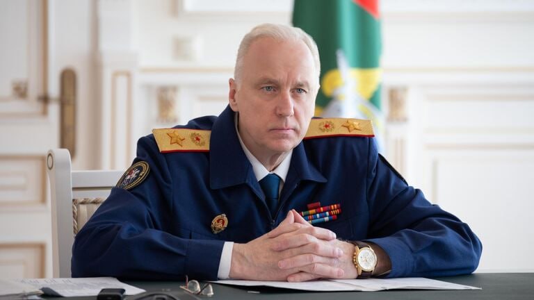 Бастрыкин запросил доклад о недобросовестном застройщике в Ростовской области  Председатель Следственного комитета Александр Бастрыкин поручил ускорить расследование уголовного дела против ростовского предпринимателя, который не выполнил обязательства по строительству жилых домов для граждан, оплативших услуги в том числе за счет ипотеки. Об этом сообщает пресс-служба ведомства.    Граждане обратились с жалобами в комментариях Telegram-канала Информационного центра СК России, выразив недовольство ходом установления обстоятельств мошеннических действий индивидуального предпринимателя.    Потерпевшие заключили с застройщиком договоры подряда на возведение частных жилых домов и внесли оплату, используя средства ипотечного кредитования. Однако организация не исполнила взятые на себя обязательства — строительные работы остались незавершёнными, а объекты не были введены в эксплуатацию в установленные сроки. К ответственности никто пока не привлечен.    Ситуация получила освещение в средствах массовой информации. Александр Бастрыкин поставил ее на контроль в центральном аппарате ведомства.    Следственное управление СК России по Ростовской области с октября прошлого года ведет уголовное дело по статье 159 УК РФ  мошенничество .    Глава СК поручил руководителю регионального следственного управления Аслану Хуаде представить доклад о результатах расследования. Исполнение поручения поставлено на контроль в центральном аппарате ведомства.   Подписаться на "Новости Ростова"    Прислать новость