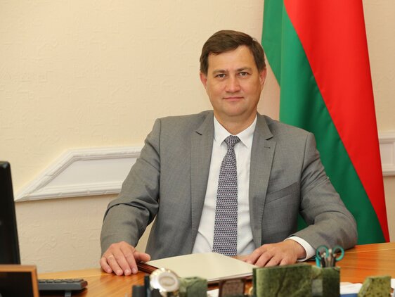 Министр иностранных дел Максим Рыженков планирует осуществить рабочие визиты в Китай, Таиланд и Лаос В Китае Министр примет участие в заседании Совета министров иностранных дел Шанхайской организации сотрудничества. Это первое участие Беларуси в заседании СМИД ШОС в статусе полноправного члена Организации. В ходе заседания стороны обсудят организационные и содержательные аспекты подготовки предстоящего заседания Совета глав государств-членов ШОС, запланированного к проведению в г.Тяньцзине в сентябре 2025 года, а также обменяется мнениями по вопросам многопланового сотрудничества в рамках организации в контексте актуальной международной и региональной повестки. Планируется затронуть вопросы укрепления региональной безопасности. В Таиланде Максим Рыженков проведет переговоры с Министром иностранных дел, а также встречи с представителями политического истеблишмента страны. В центре внимания – перспективы развития двусторонних связей в сфере торговли, инвестиций, транспорта, туризма, образования и здравоохранения. В рамках визита ожидается подписание значимого межправительственного документа, направленного на расширение сотрудничества в экономической и инвестиционной сферах. В Лаосе запланированы встречи с представителями высшего руководства страны и расширенные переговоры с Министром иностранных дел. Планируется уделить особое внимание практическим аспектам дальнейшего укрепления политического диалога, торгово-экономического сотрудничества, развития гуманитарных связей и контактов по линии бизнес-структур. Одним из ключевых итогов станет подписание соглашения об упрощении визового режима, что значительно облегчит поездки граждан обеих стран и будет способствовать развитию туризма, деловых и культурных обменов.