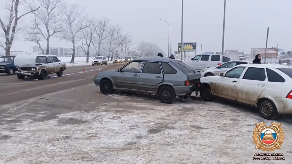Сегодня около 7 утра в с Чалтырь Ростовской области произошло ДТП в результате которого один человек пострадал один погиб По предварительным данным ГАИ региона на нерегулируемом перекрёстке ВАЗ 2114 поворачивая налево столкнулся со встречным автомобилем ВАЗ 2107 После столкновения ВАЗ 2114 отбросило на остановившийся автомобиль Лада Приора В результате аварии пострадал пассажир ВАЗ 2114 1973 года рождения а второй пассажир 1963 года рождения погиб Фото ГАИ РО Вести Дон Telegram MAX