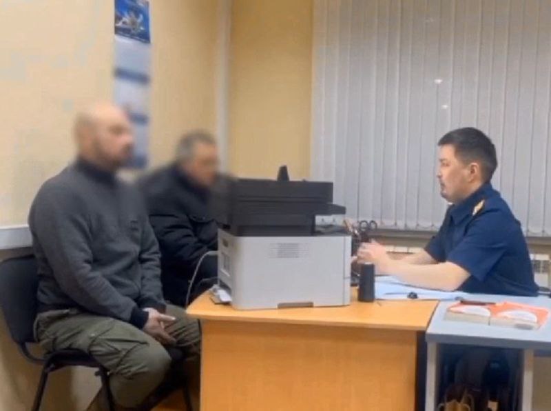 В Улан Удэ стартует суд по делу Михаила Пичугина В Октябрьский районный суд Улан Удэ поступило уголовное дело в отношении Михаила Пичугина который в 2024 году 67 дней дрейфовал в Охотском море на лодке катамаране вместе с братом и 15 летним племянником Пичугина обвиняют в нарушение правил безопасности движения и эксплуатации водного транспорта повлекшее по неосторожности смерть двух лиц Пичугина случайно обнаружили рыбаки Обессилевшего мужчину доставили в больницу Магадана где его лечили и восстанавливали После этого Михаил вернулся в Бурятию Подробнее на нашем сайте