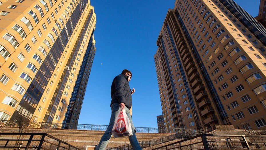 Кто скупает Петербург Рейтинг иногородних покупателей Росреестр подвёл итоги 2025 года иногородние оформили больше 40 тысяч заявлений на покупку квартир в Северной столице Топ 5 регионов жители которых чаще всего приобретают жильё в Петербурге Ленинградская область Москва и Московская область Мурманская область Краснодарский край Ханты Мансийский АО Петербуржцы тоже не отстают они купили 137 тыс квартир в других регионах Любопытно что наши соотечественники чаще всего уезжают в Ленобласть Краснодарский край Карелию Крым и Москву ДП Подписаться на ДП в Telegram MAX