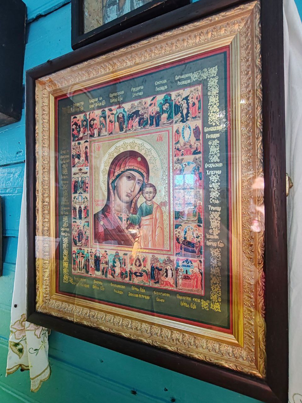 С Праздником Казанской иконы Божией Матери с Днём народного единства В 1611 году список Казанской иконы стал духовным символом Второго ополчения Перед ней ополченцы молились перед штурмом Кремля в котором засели польские интервенты После завершения Смуты икона осталась в Москве и в 1636 году была перенесена в Казанский собор на Красной площади построенный в честь освобождения столицы С 1649 года день изгнания поляков из Москвы 22 октября 4 ноября по н ст стал всероссийским днем празднования в честь Казанской иконы Божией Матери защитившей Россию в Смутное время На фото Казанская икона Божией Матери Покровский храм с Петухово