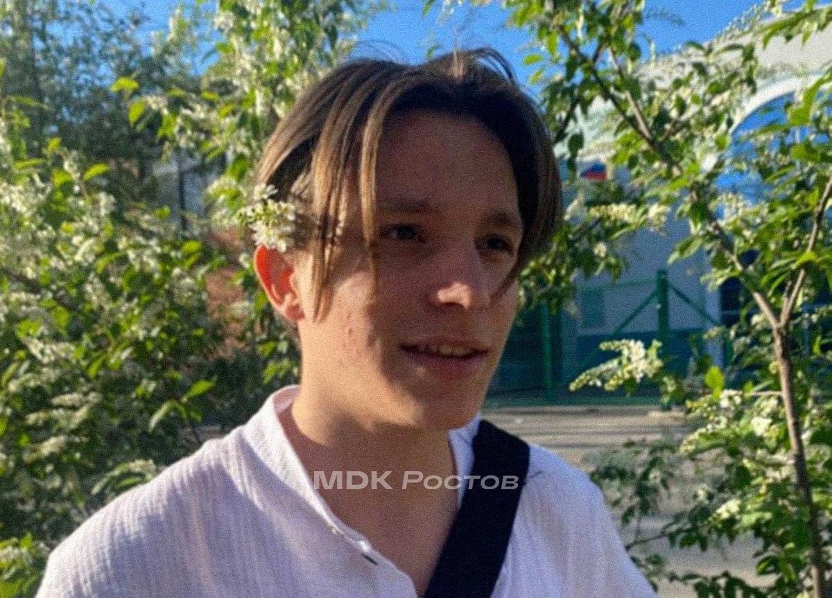 Подростка, пропавшего неделю назад в Каменске-Шахтинском, нашли мёртвым 16-летнего Захара искали с 8 мая — сначала полиция, потом волонтёры и сотни неравнодушных. Утром 15 мая его тело обнаружили рыбаки в реке Северский Донец — в 15 километрах от дома. Следователи осмотрели тело: признаков насильственной смерти не нашли. Назначена экспертиза, возбуждено уголовное дело. MDK Ростов