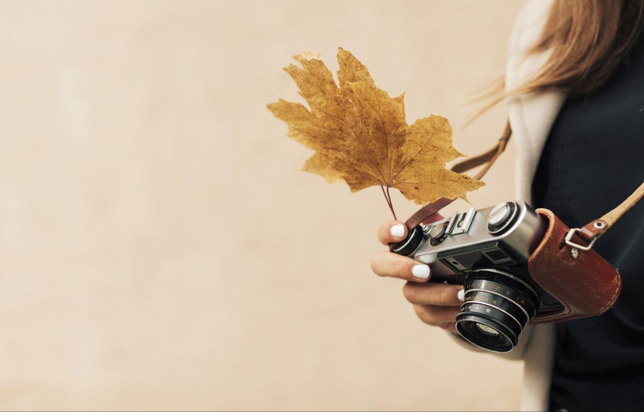 Каждый четвертый турист в России путешествует по стране в межсезонье Поездки по России весной и осенью набирают популярность в 2025 году доля таких бронирований впервые достигла 25 что на 4 5 больше чем годом ранее Такие данные приводятся в совместном исследовании Минэкономразвития и Ассоциации туристических агрегаторов АТАГ Чаще всего россияне выбирают короткие поездки на 2 3 дня чтобы сменить обстановку или посетить культурные и спортивные события При этом планировать путешествия стали заранее средний срок бронирования вырос до 17 дней Среди самых популярных направлений Москва Санкт Петербург Краснодарский край и Татарстан Наибольший рост интереса до 200 зафиксирован в Крыму Адыгее Карелии и ряде других регионов активно развивающих туристическую инфраструктуру Основным вариантом размещения остаются трехзвездочные отели однако рекордными темпами растет спрос на глэмпинги особенно в Карелии и Тульской области Как отмечают эксперты тренд на путешествия в межсезонье позволяет туристам сэкономить и выбрать более интересные варианты отдыха а его популярность будет только расти atorus