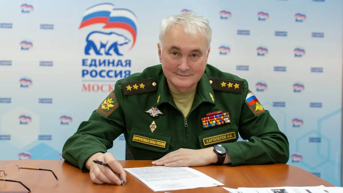 Единороссы отозвали из Госдумы законопроект о лишении гражданства за отказ от воинского учёта Законопроект о лишении приобретённого гражданства за отказ становиться на воинский учёт внесённый летом 2025 года отозван из Госдумы Документ вносили глава думского комитета по обороне Андрей Картаполов его первый зам Андрей Красов а также глава комитета по безопасности Василий Пискарев и его зам Эрнест Валеев все Единая Россия В законопроекте говорилось что если люди которые приобрели гражданство РФ без уважительной причины не встали на воинский учёт то военкомат направляет информацию в МВД а ведомство принимает решение о прекращении гражданства Если человек в течение 30 дней явится в военкомат то основание для прекращения гражданства будет аннулировано Правительство в целом поддержало документ но попросило доработать текст и скорректировать формулировки Документ перевнесли в январе 2026 го и комитет по обороне рекомендовал его принять Но вместо этого его отозвали Подписаться Прислать новость Помочь бустами