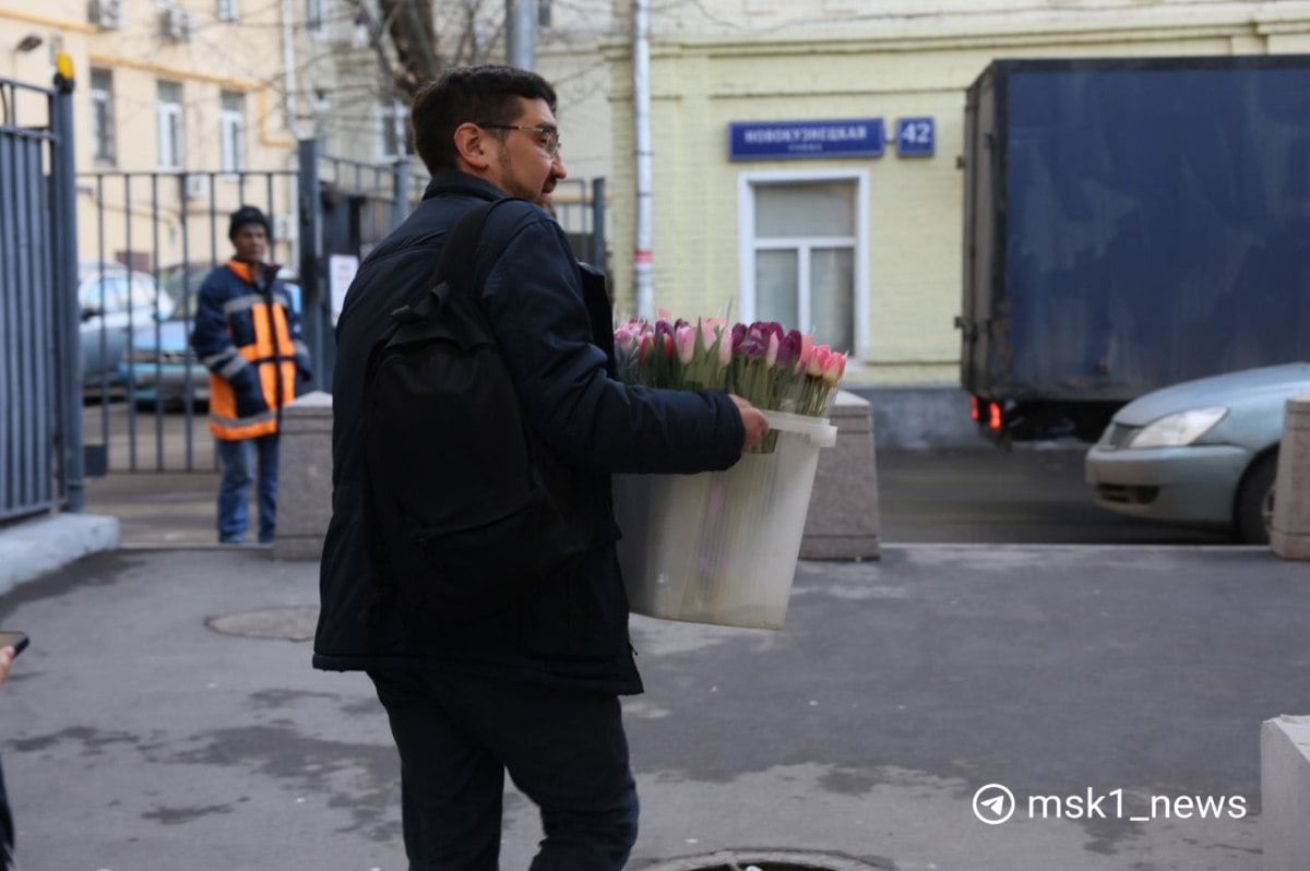 Пока половина Москвы едет на Рижский рынок, другая активно скупает цветы в остальных магазинах. Так, например, из цветочного склада на Новокузнецкой мужчины выносят тюльпаны ящиками.   Что по ценам? Букет мимозы — 500 рублей, а тюльпаны — по 150 рублей за штуку.  А в каких цветочных покупаете букеты вы?