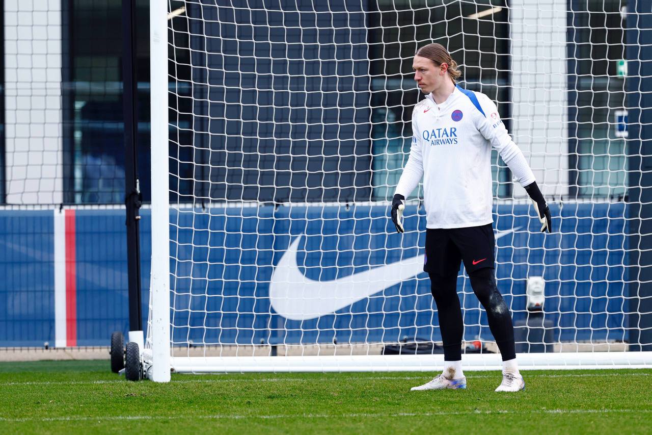 Матвей Сафонов вернулся к тренировкам с ПСЖ после травмы руки Российский вратарь ПСЖ Матвей Сафонов прошел восстановление после травмы руки и готовится с командой к завтрашнему матчу Снова в деле Готовимся к завтрашнему матчу подписал фото Сафонов Кубанские Новости   Мы в MAX