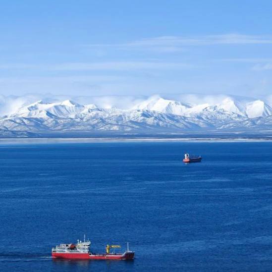 Sitronics КТ запатентовала способ предотвращения столкновений судов Это подтверждает не только новизну подхода но и его техническую реализуемость 90 аварий с участием судов на воде случаются по вине человека И одна из причин неверные действия экипажей Разработчики морских ИТ решений из Sitronics KT изучили проблематику и нашли уникальный способ заставить суда расходиться чтобы не допустить столкновений Генеральный директор Sitronics KT Евгений Шишенин Технические решения которые смогут реализовать предложенный способ откроют для водного транспорта эру технологии цифровизации и интеллектуализации транспортных средств V2X Такое видение решения проблемы безопасности судовождения совпадает с целями Транспортной стратегии Российской Федерации до 2030 года в которой V2X не просто общение машин а шаг к транспорту будущего О сути способа и системе координированного расхождения судов подробнее тут