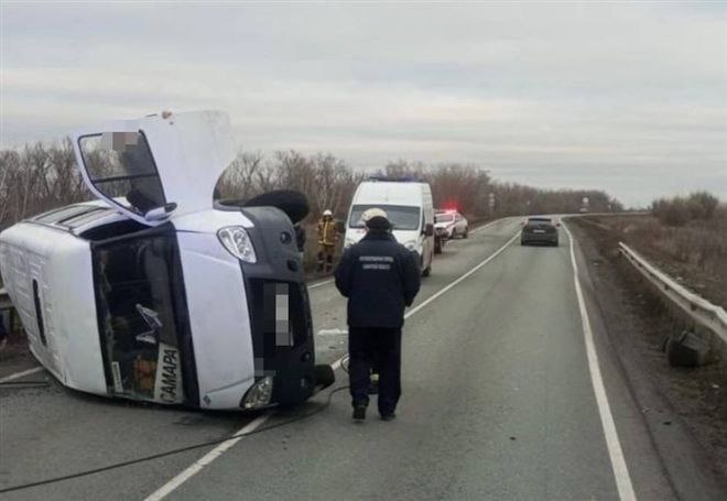 Под Самарой попал в ДТП автобус с 13 пассажирами В 15 10 на 6 км дороги Николаевка Черновский Белозерки водитель Volkswagen выехал на встречную полосу и столкнулся с Газелью в которой было 13 пассажиров От удара автобус съехал с дороги и опрокинулся Есть новости Присылай Главный по новостям