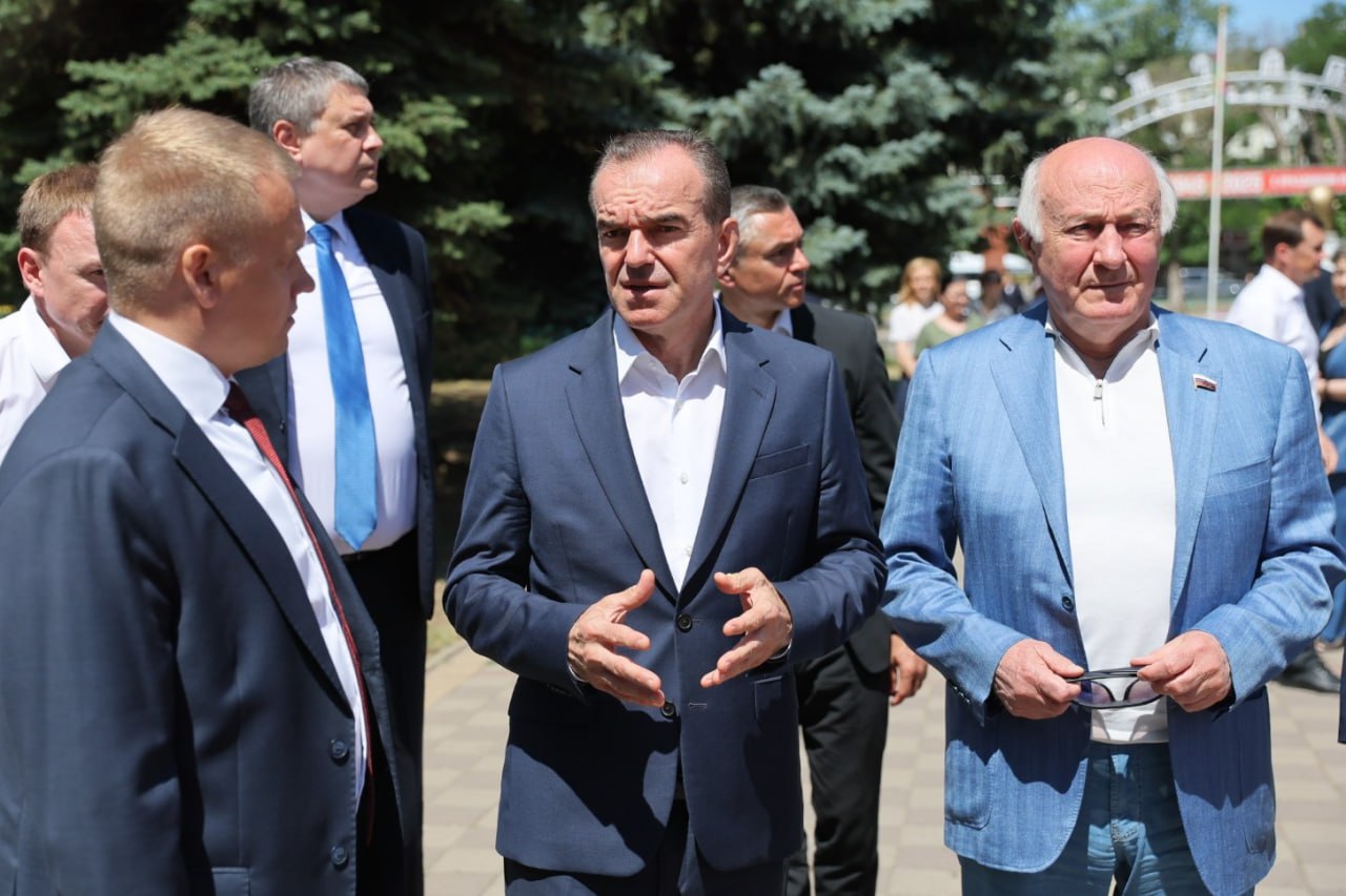 Вениамин Кондратьев посетил центральный парк в Ейске  Парк им. И.М. Поддубного основали в 1898 году. Губернатор осмотрел территорию, пообщался с посетителями парка и его сотрудниками.  – В Краснодарском крае уже тысячи территорий стали современными зонами отдыха, но парк Поддубного – не просто очередное общественное пространство. Это символ нашего советского детства и одновременно площадка с большим потенциалом. Здесь много зелени, уютные аллеи. Важно сохранить историческую атмосферу парка,  и наполнить его новыми возможностями и активностями, чтобы он стал местом притяжения  для взрослых и молодежи, – сказал Вениамин Кондратьев.