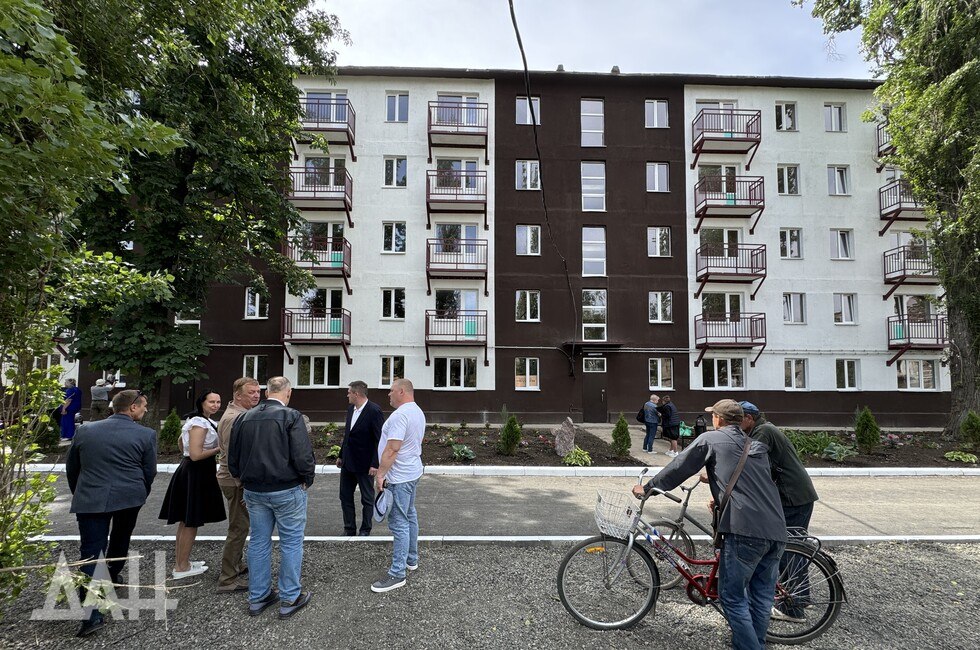 Южный Урал вложил около 4 млрд в Ясиноватский и Волновахский округа ДНР По линии шефской помощи Челябинская область восстанавливает дороги, ремонтирует храмы, жилые дома, социальные объекты, рассказал в интервью губернатор уральского региона Алексей Текслер. «Уже три года мы помогаем братскому Донбассу. Ясиноватая — тот город, куда мы пришли с первых дней, как и в Волноваху. Сегодня Ясиноватский муниципальный округ — это не только сама Ясиноватая, но и Авдеевка. За эти годы мы проинвестировали уже 2,2 млрд рублей в Ясиноватский округ. В Волноваху — 1,7 млрд рублей». Читать полностью Подписаться
