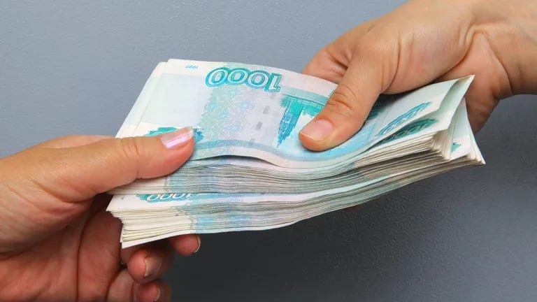 В Госдуме предложили индексировать зарплаты каждый квартал Сейчас в Трудовом кодексе РФ есть норма об индексации зарплаты с учётом роста цен, однако она носит рекомендательный характер. Как отметил лидер партии Сергей Миронов, в частных компаниях работодатели сами решают, индексировать зарплаты или нет, а в бюджетной сфере повышения часто не соответствуют реальному уровню инфляции. Законопроект предлагает обязать всех работодателей, в том числе внебюджетных, проводить индексацию раз в квартал — в соответствии с фактическим уровнем инфляции за прошедший период. -24 Отправить новость