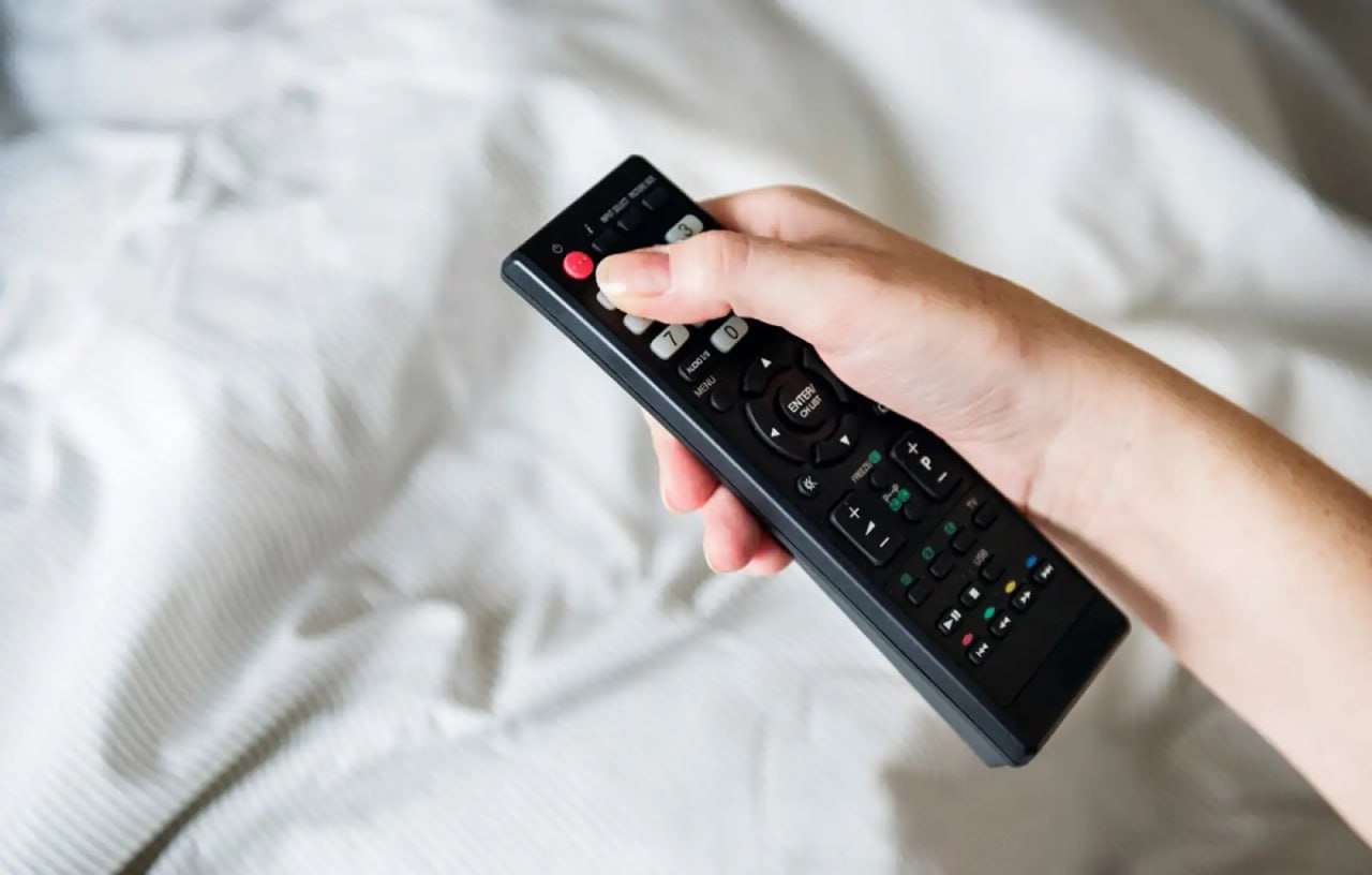 В России предложили очередную экстравагантную меру по борьбе с алкоголизмом не показывать в дневное время фильмы со сценами выпивки чтобы дети и подростки с ними не приохотились к спиртному Рабочая ли это стратегия с Ридусом разбирался нарколог Марат Сараев Эта мера может быть действенной с точки зрения глобального профилактического процесса Если это единственная мера которую мы можем сегодня предложить она будет неэффективной потому что дети и так могут посмотреть этот фильм на любом ресурсе сказал нарколог Ридусу www ridus ru n 743257 ridusnews