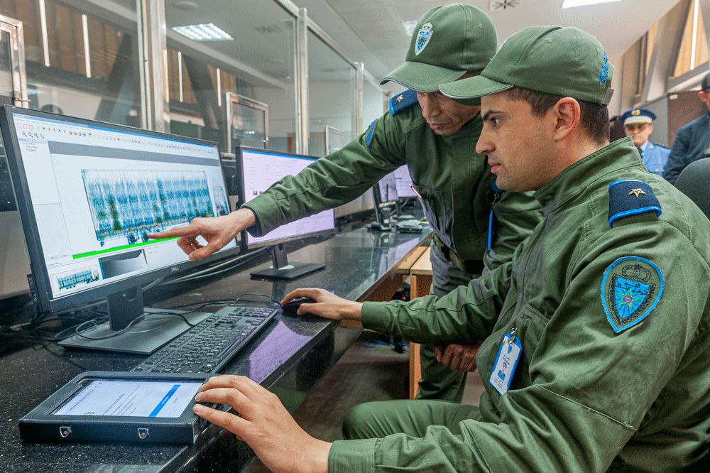 Марокканская таможня выявила масштабную схему занижения стоимости импортных товаров  Служба безопасности при Управлении таможенных и косвенных налогов Марокко  ADII  начала масштабную проверку в отношении трёх компаний, подозреваемых в нарушении таможенного законодательства. Речь идёт о занижении заявленной стоимости и изменении технических характеристик импортных товаров с целью уклонения от уплаты таможенных пошлин. Проверки проходят в портах Танжера и Касабланки, а также на складах и в офисах компаний.   Под сомнение поставлены операции с товарами на сумму свыше 2,7 млрд дирхамов  около 275 млн долл. США . Зафиксированы факты подделки счетов-фактур и вывода средств за рубеж, не соответствующие заявленным данным в таможенных декларациях. Расследование также выявило случаи неправомерного использования режима временного ввоза: товары, ввезённые без уплаты пошлин, реализовывались на внутреннем рынке без обязательной процедуры реэкспорта, что позволяло компаниям получать значительные налоговые преимущества.   Проверка стала возможной благодаря внедрённой цифровой системе анализа рисков на базе искусственного интеллекта, интегрированной с международными базами данных и соглашениями об обмене информацией между таможенными органами.