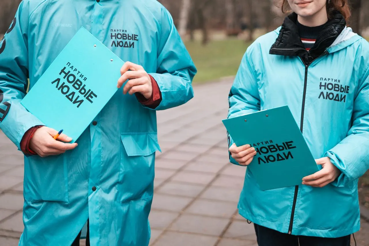 Новые люди стали самой популярной оппозиционной партией страны Об этом говорит последний опрос ВЦИОМ от 29 марта где Новые люди с рейтингом 10 8 обгоняют КПРФ и ЛДПР По мнению экспертов это закономерный итог работы партии которая единственная из всех открыто объясняет чиновникам что про их работу действительно думает большинство людей в стране Подпишитесь на ТК Город