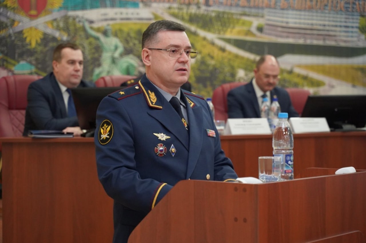 Бывшему начальнику УФСИН Башкирии Владиславу Дзюбе изменили меру пресечения. Его отправили из СИЗО домой Обвиняемый признал свою вину в инкриминируемом ему деянии, оказывает содействие следствию в расследовании преступления. Ранее избранную меру пресечения в виде заключения под стражу изменили на домашний арест сроком до 27 июля. Постановление в законную силу пока не вступило. Моя Уфа. Подписаться Прислать новость