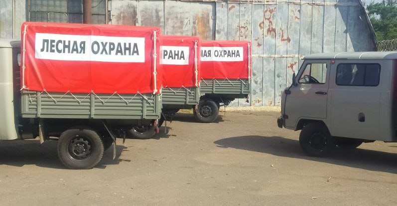 Растет количество техники для защиты запорожских лесов от пожаров Для борьбы с огнём в лесных массивах Министерство природы, экологии и недропользования Запорожской области приобрело 4 малых лесопатрульных комплекса. Также для патрулирования лесов нашего региона с целью предотвращения пожаров куплены 2 автомобиля УАЗ Хантер. Техника оборудована всем необходимым. На борту малого лесопатрульного комплекса расположены: - лебёдка и комплект противопожарного оборудования; - емкость для воды объёмом 500 литров - мотопомпа, бензопила и средства для оказания первой помощи; - многое другое для качественной защиты лесов от пожаров. После завершения регистрации в МРЭО техника будет передана ГАУ ЗО «Мелитопольский лесхоз». Техника приобретена благодаря субвенции из федерального бюджета в рамках федерального проекта «Сохранение лесов» национального проекта «Экология». Стоимость автомобилей более 13 миллионов рублей. Минприроды ЗО в ВКонтакте
