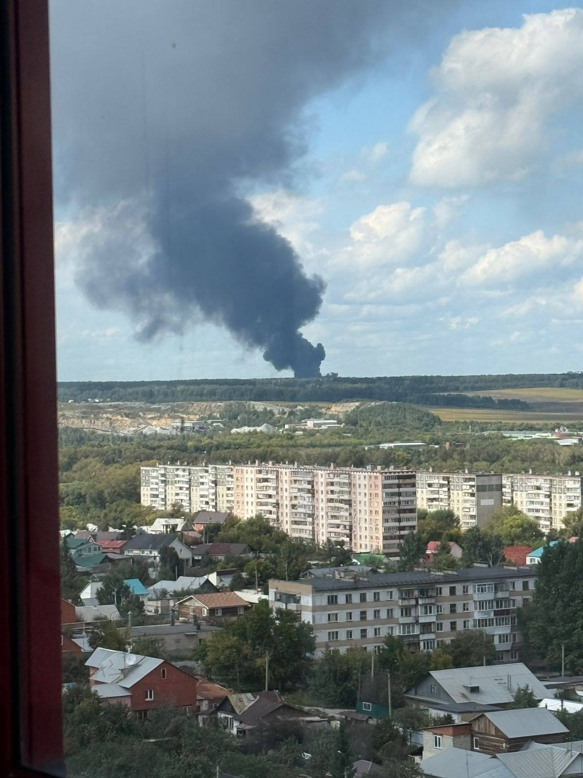 Пожар вспыхнул на территории птицефабрики в посёлке Рощино Сосновского района Челябинской области О возгорании сообщили местные жители информацию о ЧП подтвердили в МЧС региона Подразделения следуют по вызову на птицефабрику в Рощино Информация уточняется прокомментировали в управлении