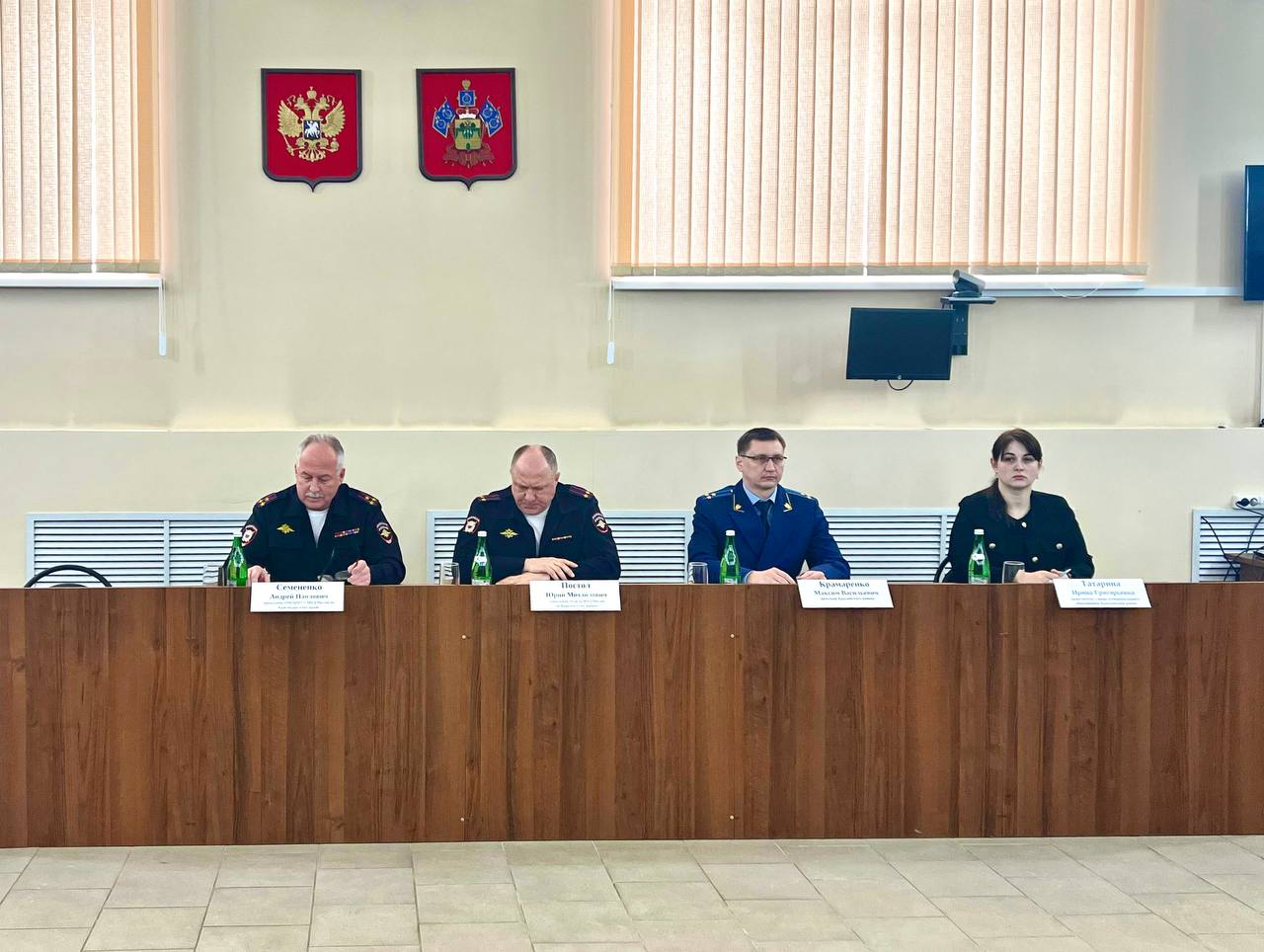 Прокурором Крыловского района принято участие в подведении итогов работы отдела МВД России по Крыловскому району В ходе состоявшегося совещания заслушаны отчеты о проделанной работе проанализирована деятельность подразделений органа внутренних дел обсуждены наиболее важные и требующие осуществления согласованных действий мероприятия В своем выступлении Максим Крамаренко обозначил первоочередные направления деятельности ведомства в сфере защиты граждан от преступных посягательств акцентировал внимание на недостатках требующих принятия дополнительных организационных мер по повышению эффективности правоохранительной деятельности в том числе в части усиления профилактической работы направленной на снижение числа преступлений активизации оперативно служебной деятельности по выявлению коррупционных экономических и должностных преступлений работы по повышению раскрываемости преступлений и возмещения ущерба потерпевшим По итогам мероприятия выработаны алгоритмы предстоящей работы определены ответственные лица