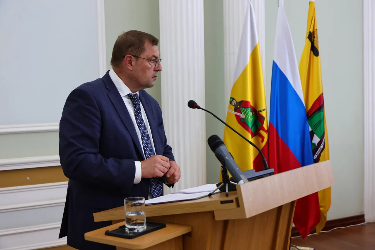 Глава администрации Рязани Виталий Артёмов покинул пост по собственному желанию Жизнь не стоит на месте и настало время перевернуть страницу Принял непростое для себя решение По собственному желанию покидаю пост главы администрации Рязани сообщил он в своём тг канале 23 октября мэра отстранили от должности Решение связано с проведением проверки достоверности сведений о доходах которые он подал Мера принята на основании распоряжения губернатора Рязанской области Павла Малкова Подписывайтесь на Выборный в МАХ