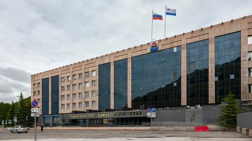 Правительство Камчатского края предупреждает о новой мошеннической схеме Мошенники обзванивают жителей Камчатки и зовут прийти в мэрию или правительство края за продуктовым набором от властей При этом запрашивают персональные данные для оформления несуществующих компенсаций за продуктовую корзину или выдачи пропуска в здание администрации Сотрудники государственных органов никогда не запрашивают персональные данные данные банковских карт или коды из СМС по телефону Если вам поступают такие звонки Немедленно прекратите разговор и положите трубку Никогда и никому не сообщайте свои персональные данные паспортные данные номер СНИЛС данные банковских карт и других документов Не сообщайте никому никаких кодов приходящих на ваш телефон в СМС Не переходите по сомнительным ссылкам полученным в сообщениях