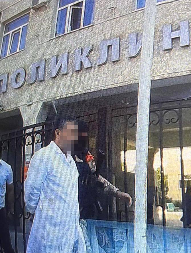 10 уголовных дел за взятки возбудили в Моздокском районе в отношении врача-хирурга и двух местных жителей  Как сообщили в МВД республики, с 2021 по 2024 годы врач-хирург получал от местных жителей взятки за внесение заведомо ложных сведений в медицинскую историю болезни и ускорение процесса оформления им группы инвалидности.  За свои услуги он медик требовал от граждан денежные средства в размере от 13 до 30 тыс. рублей. Общая сумма полученных должностным лицом составила более 220 тыс. рублей.    Вести Алания   Владикавказ