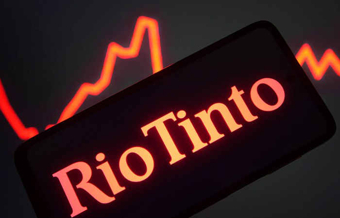 Австралийская горнодобывающая Rio Tinto достигла соглашения о покупке американо-австралийского производителя лития Arcadium за $6,7 млрд.  Как говорится в сообщении Rio Tinto, сделка будет полностью оплачена денежными средствами. Компания заплатит $5,85 за акцию Arcadium, что предусматривает премию в 90% к цене бумаг на закрытие торгов 4 октября, то есть до появления в СМИ слухов о возможной сделке.  Сделка была единогласно одобрена советами директоров обеих компаний и, как ожидается, закроется в середине 2025 года.  Если сделка успешно завершится, Rio Tinto станет одним из крупнейших производителей лития в мире. Портфель Rio Tinto уже включает два литиевых проекта - Rincon в Аргентине и Jadar в Сербии. Добыча ни на одном из них пока не ведется.  Фото: Pavlo Gonchar/SOPA Images/LightRocket via Getty Images