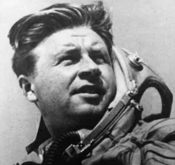 На фото летчик испытатель Владимир Нефедов сегодня 100 лет со дня его рождения Он поднимал в небо сверхзвуковые истребители МиГ и в мае 1957 го был представлен к званию Героя Советского Союза за мужество и героизм проявленные при испытании новой авиационной техники Через год Владимир Нефедов погиб во время испытательного полета на сверхзвуковом истребителе МиГ 21Ф Ему было 32 года rodinargru