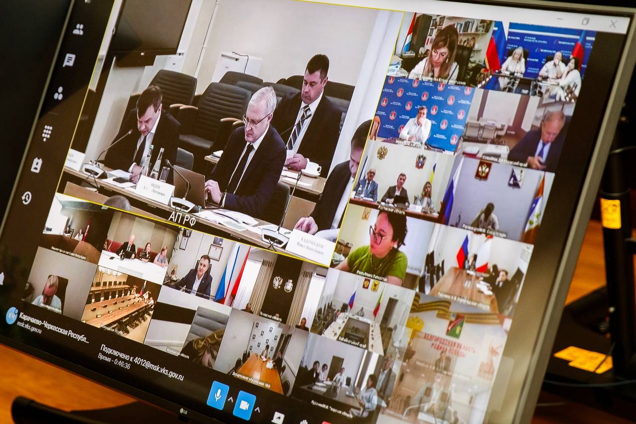 Программа сохранения объектов культурного наследия РФ стала главной темой совещания по председательством заместителя руководителя Администрации Президента РФ Максима Орешкина. В мероприятии в режиме ВКС приняли участие премьер Карачаево-Черкесии Мурат Аргунов и члены регионального Правительства. Сохранение объектов культурного наследия – одна из приоритетных задач, обозначенных Президентом РФ в ежегодном Послании Федеральному Собранию. Сегодня в стране насчитывается более 157 тыс. таких объектов, из которых 14 тыс. находятся в неудовлетворительном состоянии и требуют принятия оперативных мер. Во исполнение поручений главы государства разработана программа сохранения объектов культурного наследия до 2045 года. Сейчас она проходит согласование. Программа включает пилотный проект, направленный на льготное кредитование объектов культурного наследия и поддержку инвесторов, готовых участвовать в восстановлении памятников и их адаптации к современному использованию. В Карачаево-Черкесии расположено 411 объектов культурного наследия. Для их возможного включения в пилотный проект Управление по государственной охране объектов культурного наследия региона провело полную инвентаризацию их состояния.