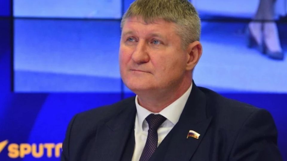 В Госдуме предложили вернуть смертную казнь: подробности ⁠ В России необходимо снять мораторий на смертную казнь для террористов на время проведения СВО. Это резко снизит число преступлений террористической направленности. С таким предложением в интервью ТАСС заявил депутат Госдумы от Крыма, член парламентского комитета по безопасности Михаил Шеремет.  По его словам, это решение актуально и уже давно назрело, поскольку попытки пособников режима Владимира Зеленского дестабилизировать обстановку в России, посеять панику среди населения участились.  Это, уверен Михаил Шеремет, резко снизит число преступлений террористического характера в России. Для террористов важны символы, объяснил депутат, именно поэтому они планируют теракты на государственные праздники, когда в торжествах и гуляния...  Подробнее>>>