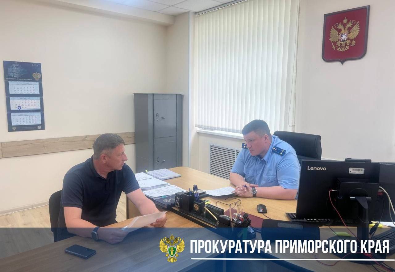 Прокуратура незамедлительно отреагировала на сигналы в социальных сетях о невыплате заработной платы на предприятии в Артёме Установлено, что 48 работникам АО «Завод ЖБИ-3» выплачена заработная плата за вторую половину мая 2025 года с нарушением срока на 5 дней, а за вторую половину июня 2025 года — с нарушением от 2 до 16 дней. На данный момент 28 работникам не выплачена заработная плата за указанный период на сумму более 1,5 млн рублей. Также у предприятия имеется задолженность перед 208 работниками за первую половину июля 2025 года на сумму более 4,7 млн рублей. И. о. прокурора города Артёма Степан Коваль внёс представление директору АО «Завод ЖБИ-3» о незамедлительном принятии мер по погашению задолженности перед работниками. Кроме того, надзорное ведомство потребовало от директора предприятия выплатить работникам компенсацию в соответствии со статьёй 236 Трудового кодекса РФ в связи с нарушением сроков выплаты заработной платы. В отношении работодателя инициировано возбуждение дела об административном правонарушении по части 6 статьи 5.27 КоАП РФ нарушение трудового законодательства . Надзорное ведомство также объявило работодателю предостережение о недопустимости нарушений законодательства об оплате труда и предупредило об уголовной ответственности. Фактическое восстановление прав работников на контроле ведомства.