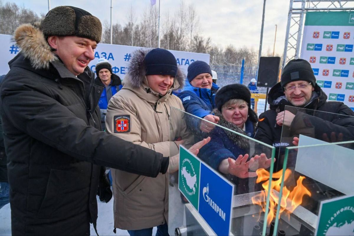 Виталий Хоценко дал старт подаче сетевого газа в три северных района Омской области 18 декабря 2025 года в Омской области состоялась церемония подачи газа на объекты обеспечивающие сетевым топливом три северных района которые ранее получали его из истощившегося Тевризского газоконденсатного месторождения В мероприятии участвовали секретарь регионального отделения Единой России губернатор Виталий Хоценко замсекретаря реготделения партии председатель Законодательного Собрания Омской области Александр Артёмов заместитель генерального директора ООО Газпром межрегионгаз Алексей Бугаенко главный инженер первый заместитель генерального директора ООО Газпром трансгаз Томск Игорь Асосков и генеральный директор ООО Газпром межрегионгаз Омск АО Омскоблгаз Евгений Еловик Реализация проекта позволила существенно повысить надёжность газоснабжения Знаменского Тарского и Тевризского районов Для обеспечения бесперебойной подачи ресурса в рамках Программы развития газоснабжения и газификации Омской области на 2021 2025 годы и народной программы Единой России построен газопровод отвод от газораспределительной станции Большереченская до ГРС Тарская протяжённостью 94 км а также газопровод связка длиной 5 5 км от ГРС Тарская до существующих сетей газораспределения в районе города Тары Созданная инфраструктура обеспечивает бесперебойное газоснабжение существующих потребителей а это более 3 7 тысячи домовладений и 17 котельных на севере региона и формирует условия для дальнейшей газификации создана техническая возможность для первого подключения к природному газу ещё более 6 2 тысячи домовладений Виталий Хоценко подчеркнул стратегическое значение события для северных территорий региона и повышения качества жизни жителей Для Омской области это принципиально важный этап развития северных территорий Мы последовательно выполняем задачи поставленные Президентом Российской Федерации Владимиром Владимировичем Путиным по обеспечению муниципалитетов современной и надёжной инфраструктурой Подача сетевого газа создаёт прочную основу для развития экономики социальной сферы и жилищного строительства позволяет людям планировать будущее уверенно жить и работать на севере области отметил Виталий Хоценко Проект реализованный по инициативе Президента Российской Федерации Владимира Путина является наглядным примером последовательной государственной политики по развитию инфраструктуры и созданию условий для дальнейшего социально экономического развития муниципалитетов Благодаря масштабному президентскому инфраструктурному проекту газификации теперь в трех северных районах Омской области обеспечено надежное газоснабжение что особенно актуально сейчас в холодный сезон Уверен количество потребителей использующих экономичное и экологически чистое топливо будет только расти отметил заместитель генерального директора ООО Газпром межрегионгаз Алексей Бугаенко Газификация и догазификация остаются одними из крупнейших инфраструктурных проектов реализуемых в соответствии с поручениями Президента Российской Федерации В уже газифицированных населённых пунктах действует бессрочная президентская программа догазификации предусматривающая подведение газа к границам земельных участков без привлечения средств граждан и распространяется в том числе на учреждения социальной сферы и домовладения в садоводствах газифицированных населённых пунктов Фото Сергей Мельников ЕдинаяРоссия ЕР55 НароднаяПрограмма