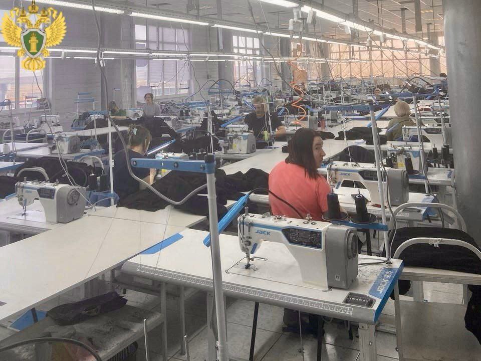 В Минеральных Водах после вмешательства прокурора работникам швейной фабрики выплачена задолженность по заработной плате на сумму свыше 10 млн рублей Минераловодская межрайонная прокуратура провела проверку исполнения трудового законодательства. Установлено, что у предприятия по пошиву одежды в период с ноября 2024 года по апрель 2025 года образовалась задолженность по выплате заработной платы перед 114 работниками на общую сумму более 10 млн рублей. В целях устранения нарушений закона прокуратура внесла руководителю организации представление. Кроме того, по результатам прокурорской проверки возбуждено уголовное дело по ч. 2 ст. 145.1 УК РФ полная невыплата заработной платы свыше двух месяцев . По требованию прокурора в настоящее время задолженность по заработной плате погашена перед работниками в полном объеме. Также жителям округа выплачена компенсация за задержку зарплаты.