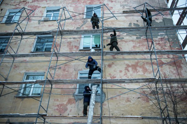 В России вступил в силу новый свод правил о капитальном ремонте Ключевым критерием его необходимости станет оценка физического износа конструктивных элементов и инженерных систем По результатам оценки дому присвоят одну из четырёх категорий Первая при износе здания до 30 указывает на отсутствие необходимости в капремонте Вторая категория с износом 31 50 означает что ремонт требуется Третья при износе 51 65 предполагает ремонт в приоритетном порядке Если же износ превышает 65 дому присваивают четвёртую категорию Она требует проведения обязательного инструментального обследования состояния здания пишет Российская газета Подписаться на Говорит Москва Telegram VK MAX