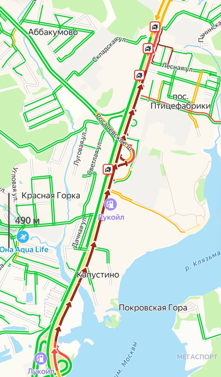 Крупное ДТП на 29 км Дмитровского шоссе, в районе поселка Птицефабрика с грузовика слетел рефрижератор.   По предварительным данным, в результате аварии есть погибший.   Движение в районе происшествия сильно затруднено.  Скриншот: Яндекс Карты