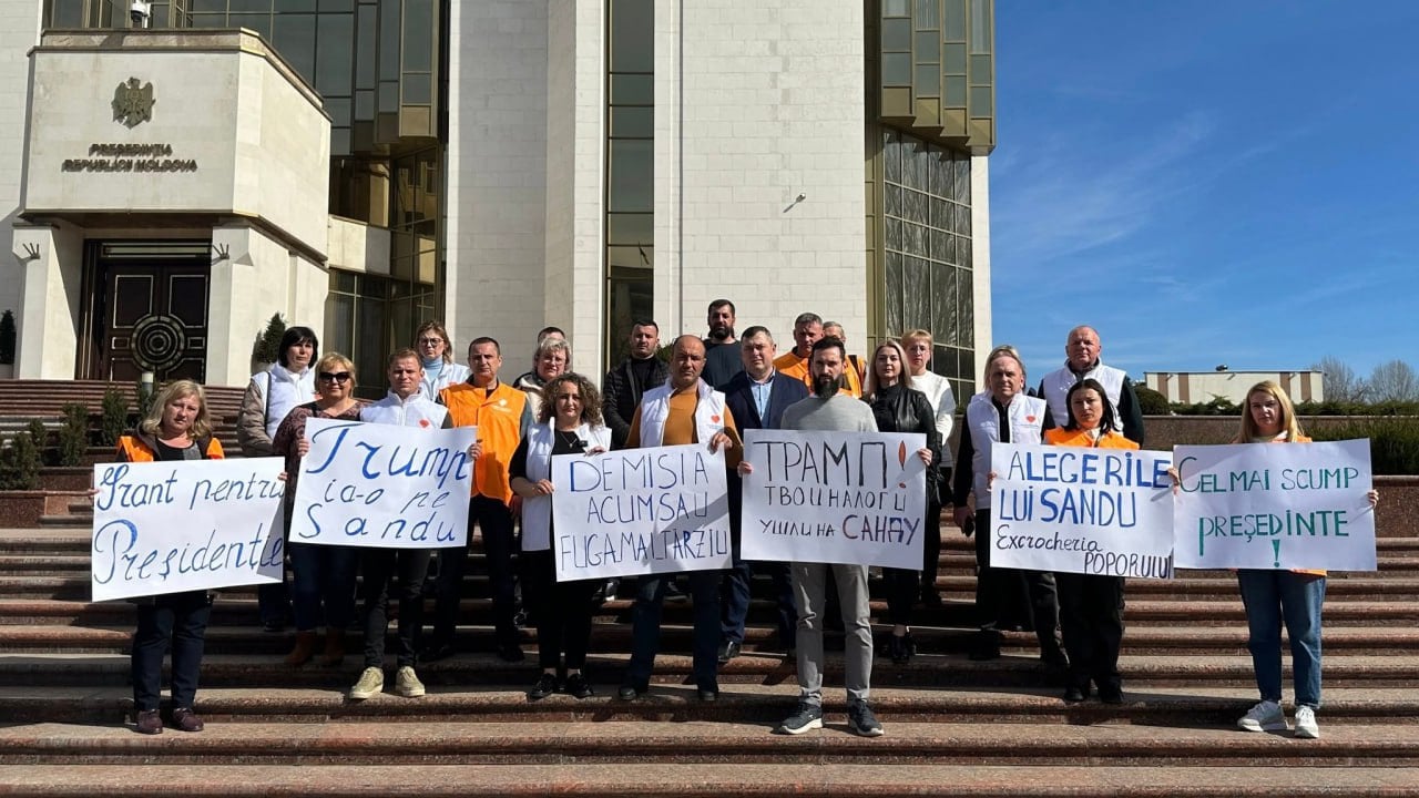 Партия «Сердце Молдовы» провела акцию протеста у здания президентуры, требуя от Майи Санду добровольно уйти в отставку.    Кишинев Live. Подписаться