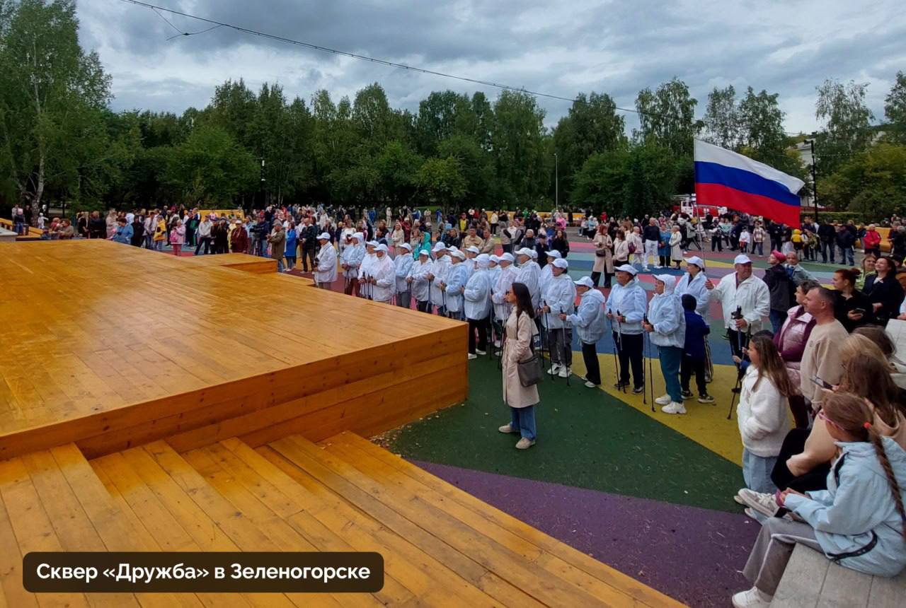 В крае началось активное благоустройство общественных пространств. Традиционно проводим его на выбранных жителями объектах по программе «Формирование комфортной городской среды». Важно, чтобы парки, скверы и набережные, которые привели в порядок ранее, продолжали быть центром притяжения для людей, а благоустроенные объекты становились местом проведения различных мероприятий. Например, в обновленном сквере у фонтана в Минусинске регулярно проводятся концерты, танцевальные мастер-классы и зарядки с профессиональными спортсменами. В Зеленогорске осенью завершили ремонт в сквере «Дружба». Сейчас здесь проходит маршрут любителей скандинавской ходьбы из клуба «Активное долголетие», а дворовые инструкторы организуют зарядки в рамках проекта «Зеленогорск. Спорт в каждый двор». Благоустроенный сквер «Комсомольский» в Шарыпово тоже не скучает – здесь проводится праздник «День соседей». В этом сезоне приведём в порядок еще 30 объектов. Выбрать общественные пространства, которые стоит благоустроить в будущем году по нацпроекту «Инфраструктура для жизни», можно на платформе zagorodsreda.gosuslugi.ru до 12 июня.