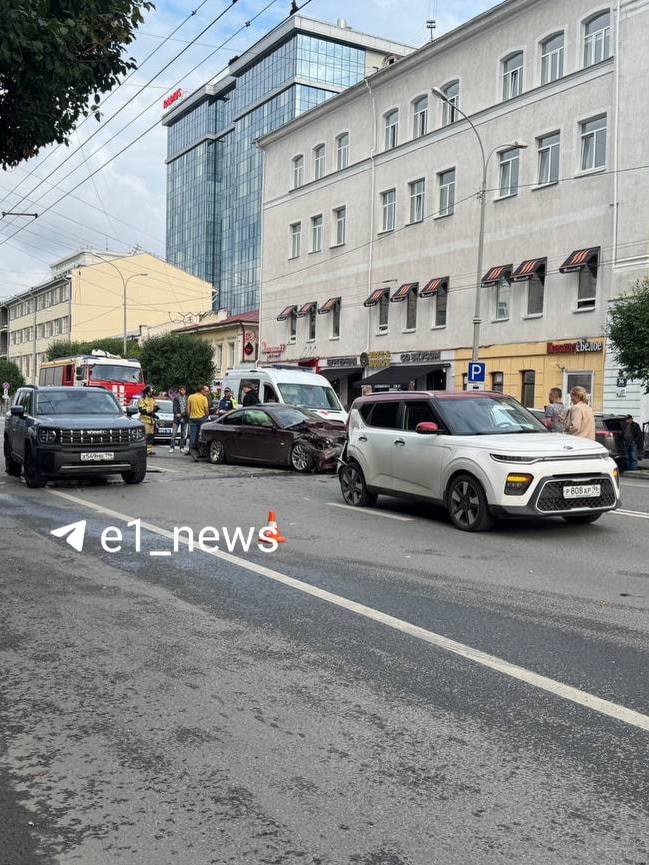 В центре Екатеринбурга произошло массовое ДТП На улице Малышева столкнулись пять автомобилей — по предварительным данным, кабриолет MG, BMW, Haval, а также две Kia — Soul и Rio. На месте работают сотрудники ГИБДД, МЧС и бригада скорой медицинской помощи. «Кабриолет поворачивал на Банковский. BMW летела по автобусной полосе, не успела затормозить и улетела в поток, зацепив остальных», — цитирует очевидца Е1.RU и публикует фото с места событий. Новости Екб тут